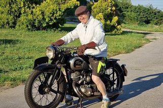 Doma má stroj slavného četníka i vzácné Jawy. Díky motorkám vyhrál boj s nemocí